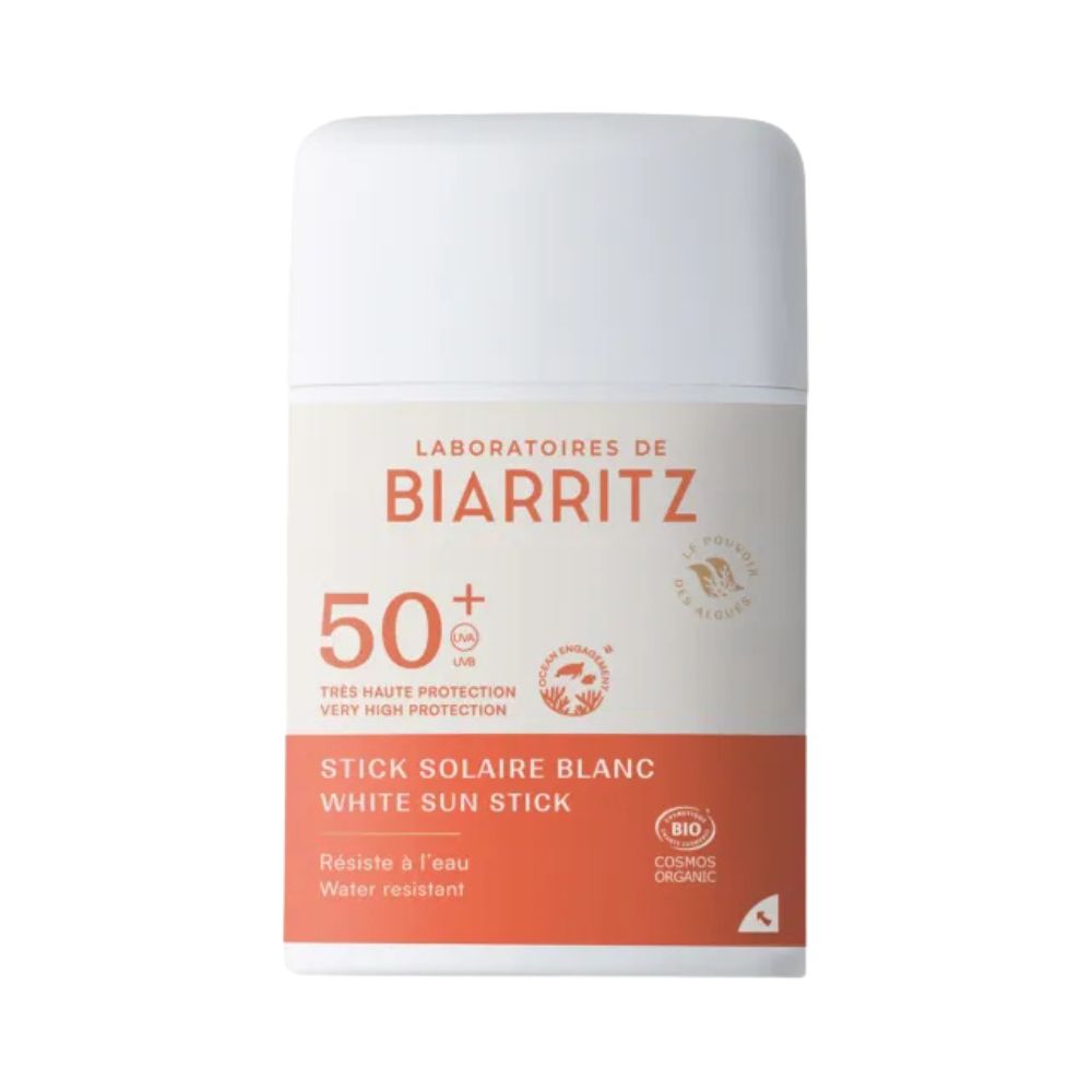 Weißer Sonnenschutz-Stick mit Aufschrift "BIARRITZ 50+". Wasserfest, Bio-zertifiziert. Orange-weiße Verpackung.