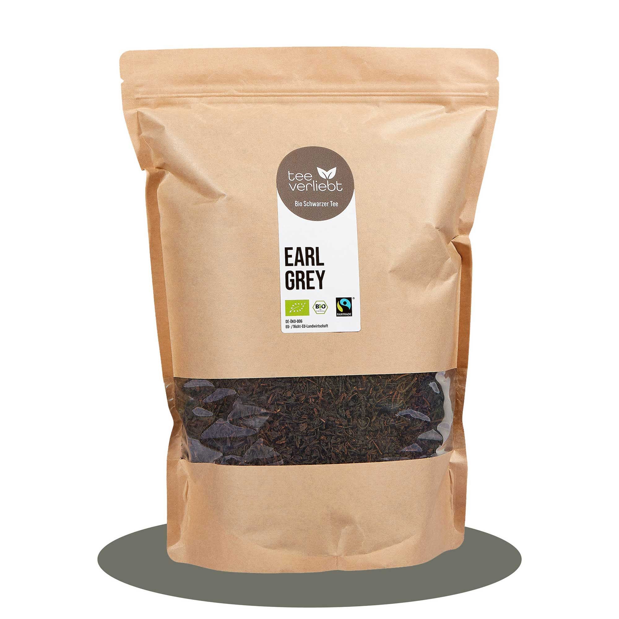 Beutel mit losem Earl Grey Tee. Sichtfenster zeigt Tee. Aufkleber mit Logo, Sorte, Bio-Siegel und Fairtrade-Logo.