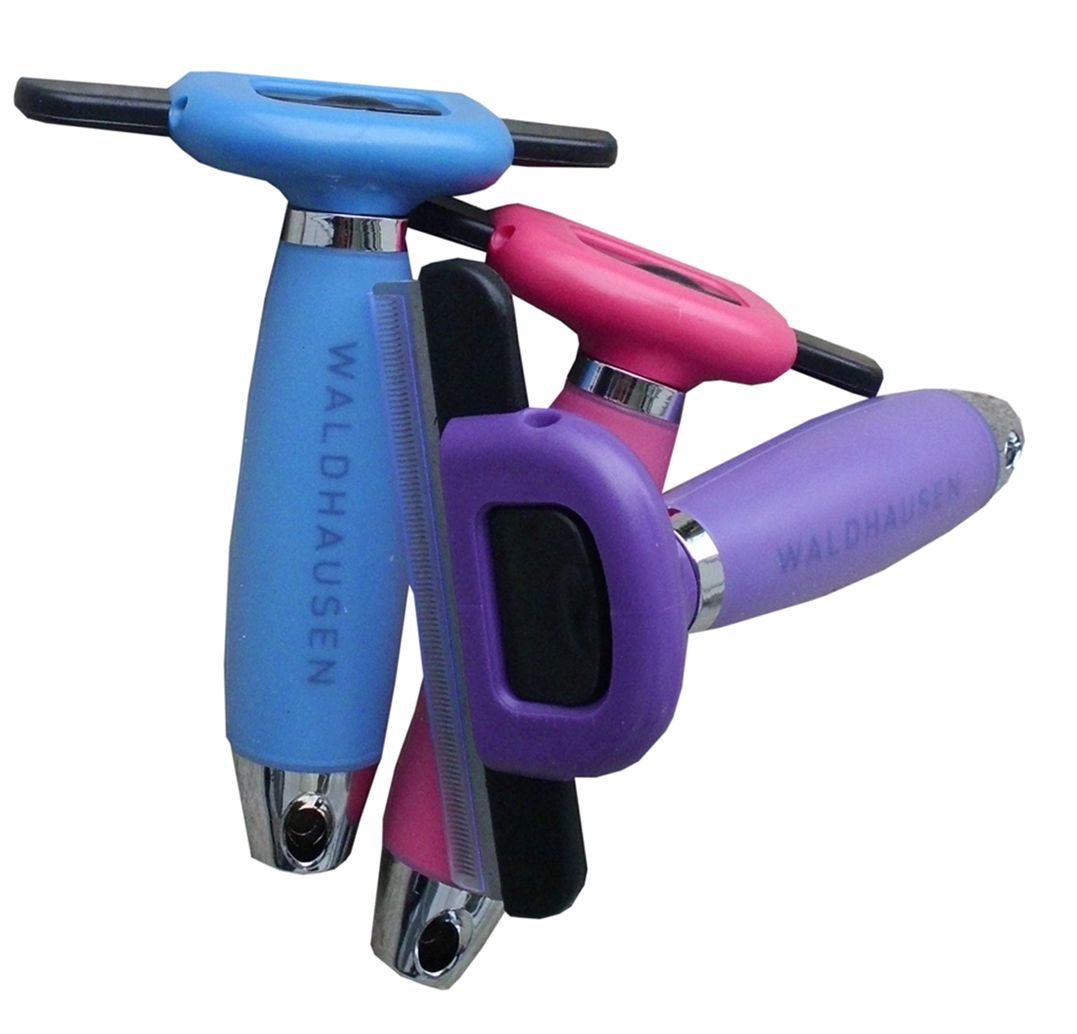 Drei Fellwechselstriegel mit Gelgriff. Blaue, pinke und lila Griffe. Marke: Waldhausen.