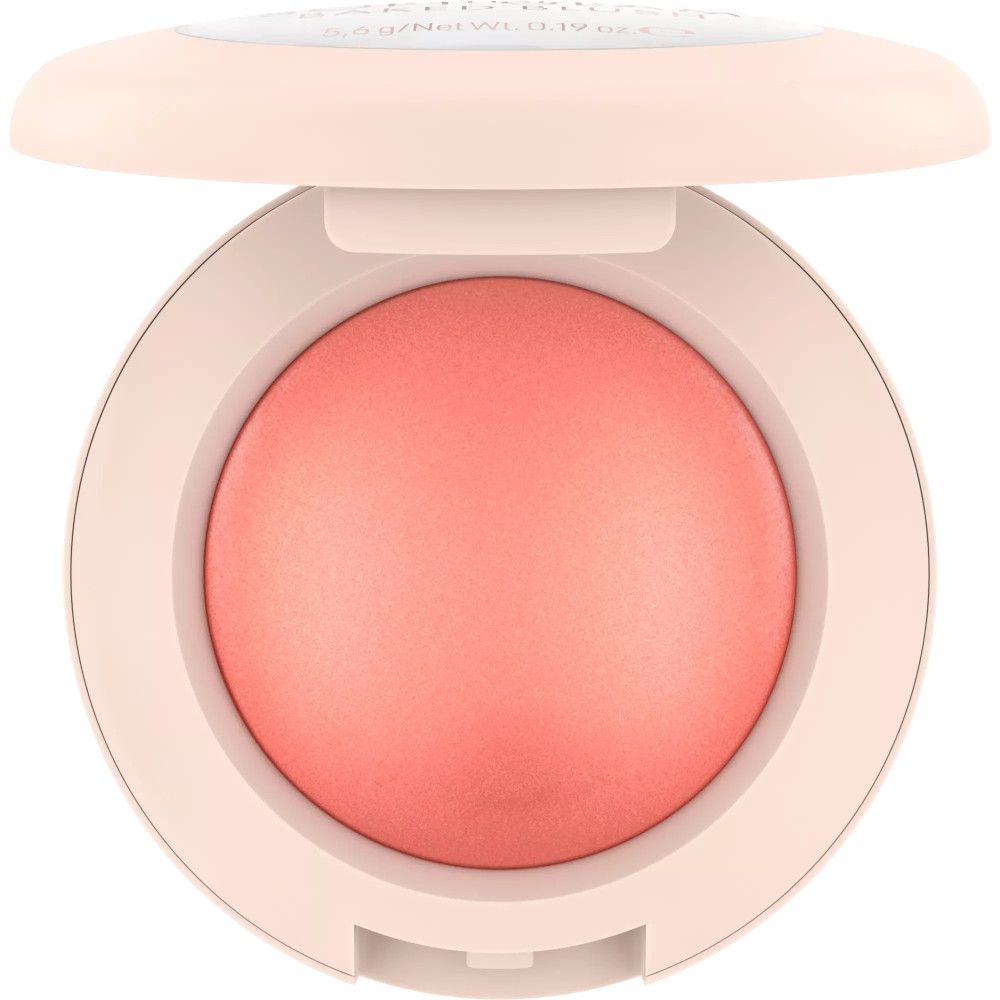 Runder, rosafarbener Rouge-Puder in einer hellrosa Dose mit Deckel. Der Deckel ist geöffnet.