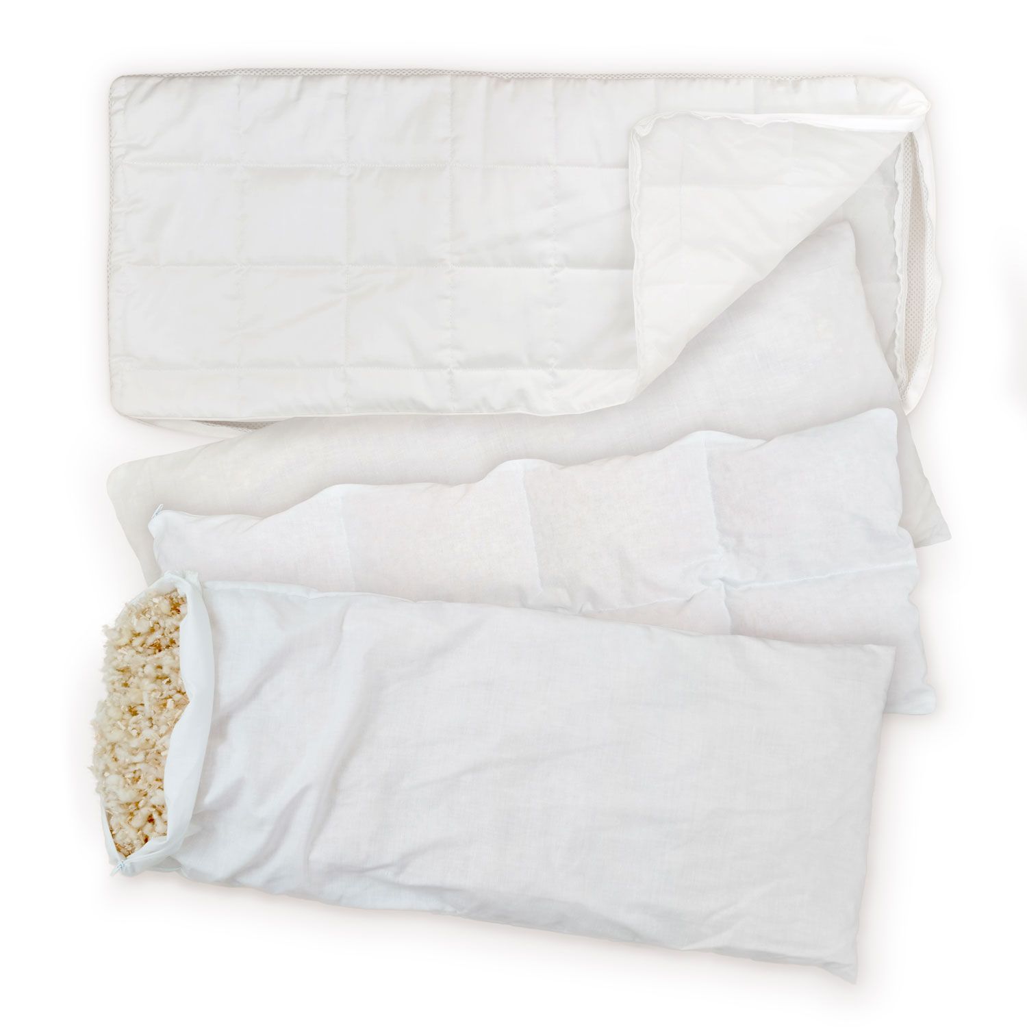 Zerlegtes Kissen. Außenbezug, Innenleben mit Zirbenflocken, Kissenhülle.