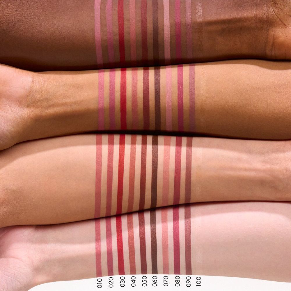 Arme mit Lippenstift-Swatches in verschiedenen Rosatönen. Farbnummern am unteren Rand.
