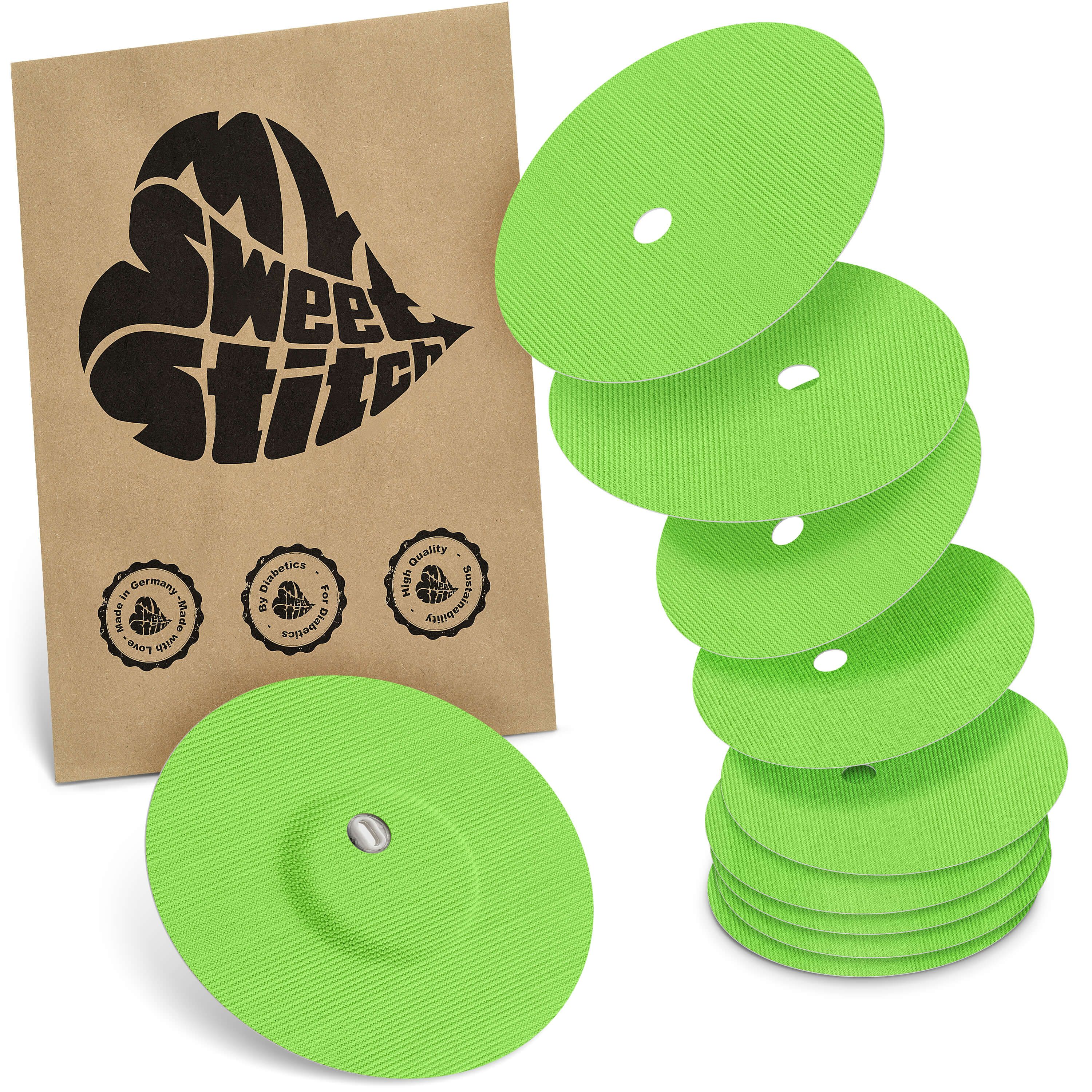 Grüne, runde Pflaster mit Belüftungsloch. Neben einer braunen Verpackung mit Logo und Qualitätssiegeln. Stapel von Pflastern.