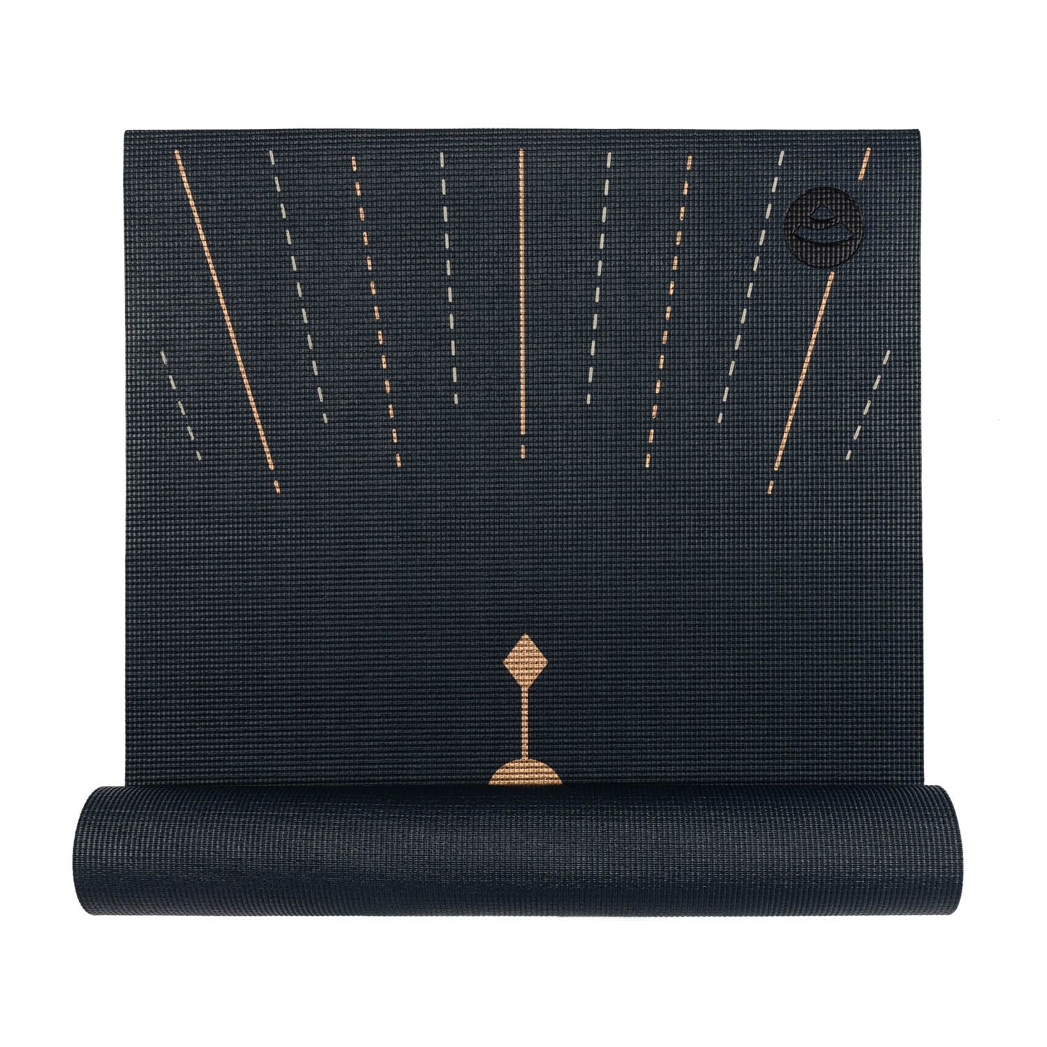 Schwarze Yogamatte, teilweise gerollt. Goldfarbene und weiße Linienmuster. Schwarzes Logo-Detail.