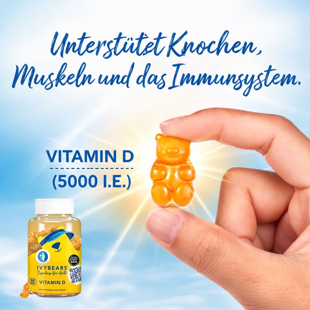 Hand hält ein Gummibärchen. Daneben Flasche mit Vitamin D Gummibärchen. Text: Vitamin D (5000 I.E.). Unterstützt Knochen, Muskeln und Immunsystem.