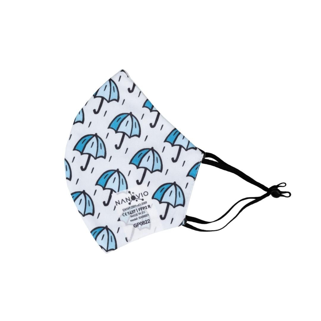 FFP2-Maske mit blauem Regenschirm-Muster. Logo und Zertifizierungen: EN149:2001+A1:2009, CE 1437, FFP2 R, Made in EU. Modell: SX00021, GP0822.