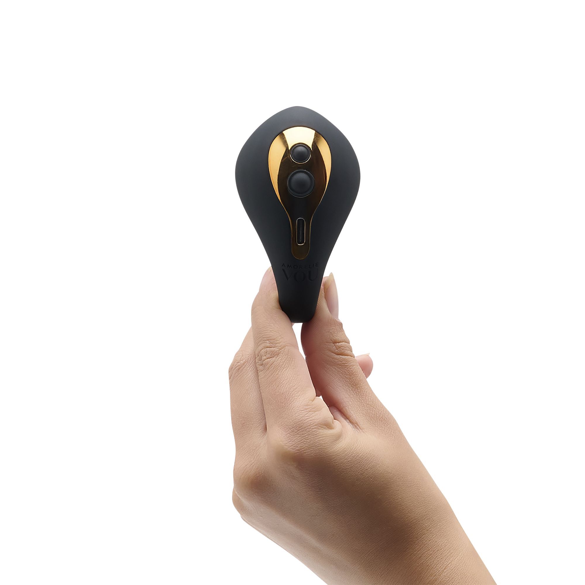 Schwarzer C-förmiger Vibrator mit goldfarbenen Akzenten. In einer Hand gehalten, zwei Knöpfe sichtbar.
