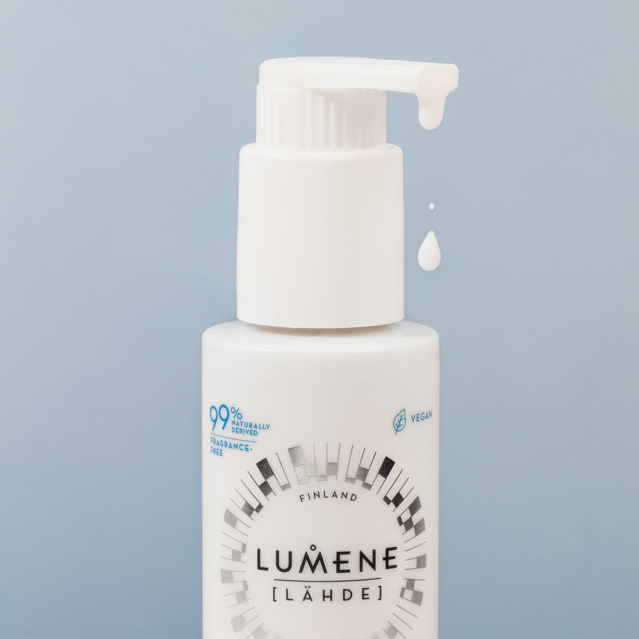 Nahaufnahme einer weißen Flasche mit Pumpe. Tropfen Öl. Aufschrift: Lumene Nordic Hydra Oat Milk Oil Cleanser. Vegan.