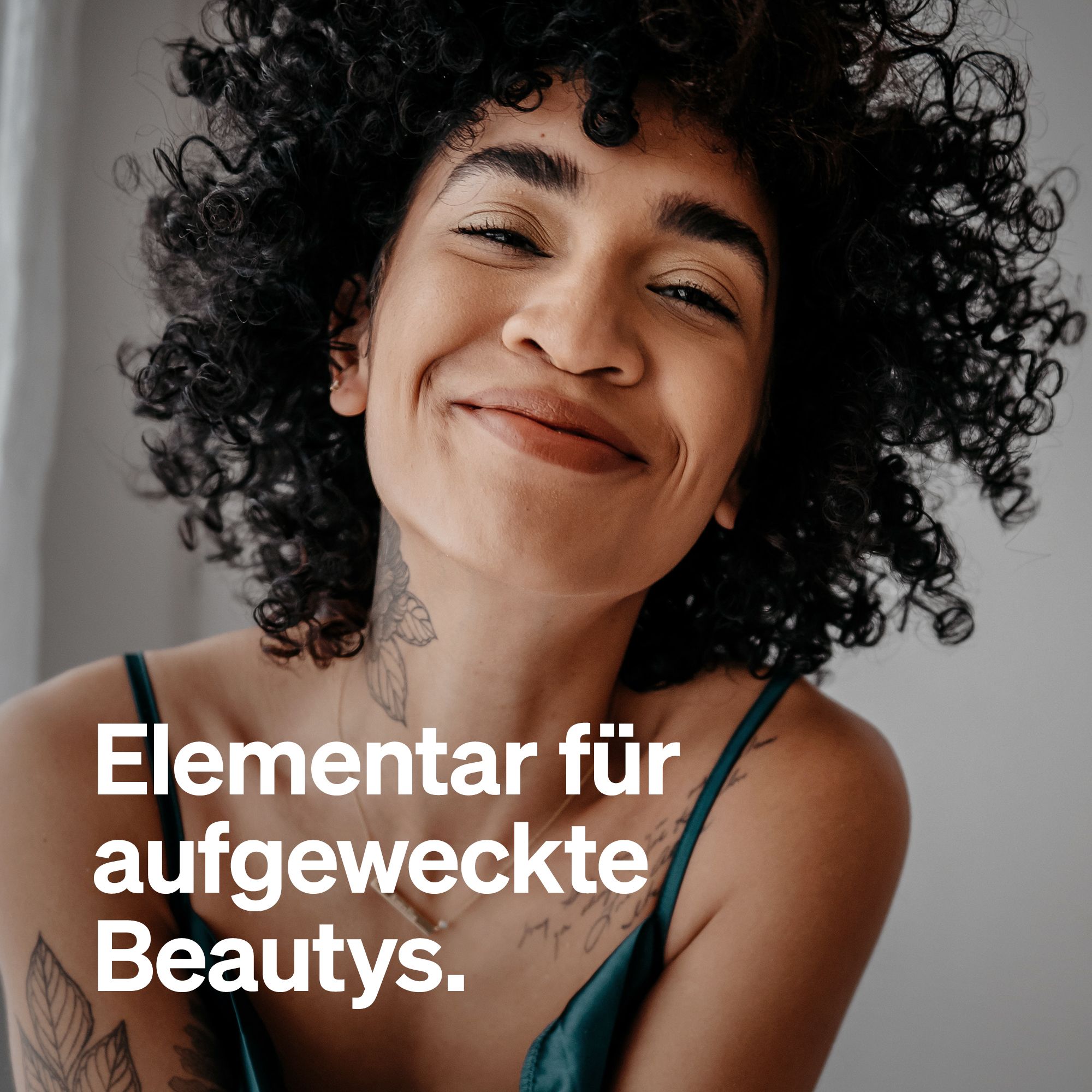 Porträt einer lächelnden Frau. Text: Elementar für aufgeweckte Beautys.