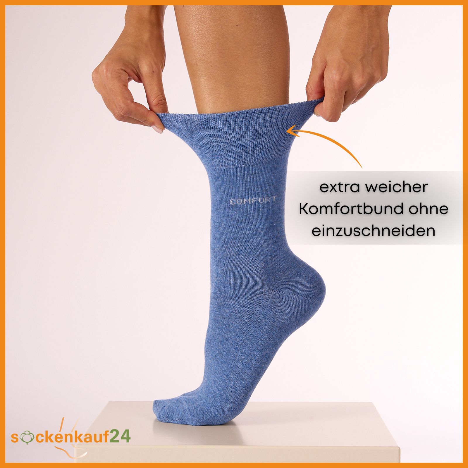 Blaue Socke wird gedehnt. Aufschrift "COMFORT". Text: extra weicher Komfortbund ohne einzuschneiden.