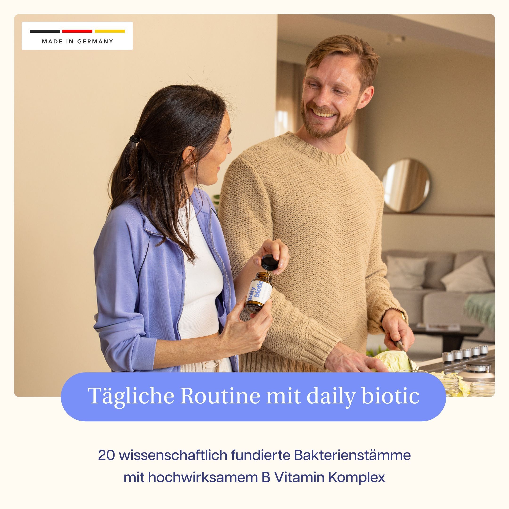Ein Mann und eine Frau in einer Küche, die eine Flasche 'daily biotic' betrachten.