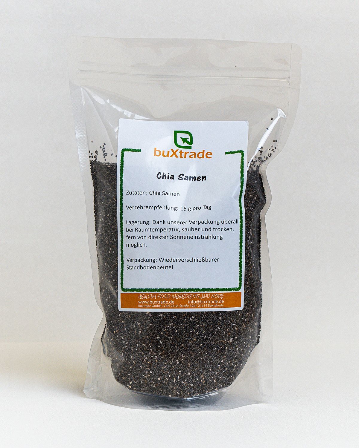 Transparenter Beutel mit Chia Samen. Aufdruck mit Produktinformationen. Marke: buXtrade.