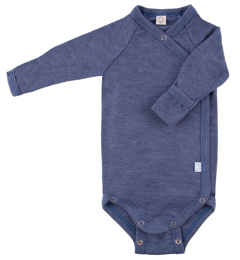 Blauer Wickelbody mit langen Ärmeln. Mit Druckknöpfen und kleinem Etikett. Aus Wolle/Seide.
