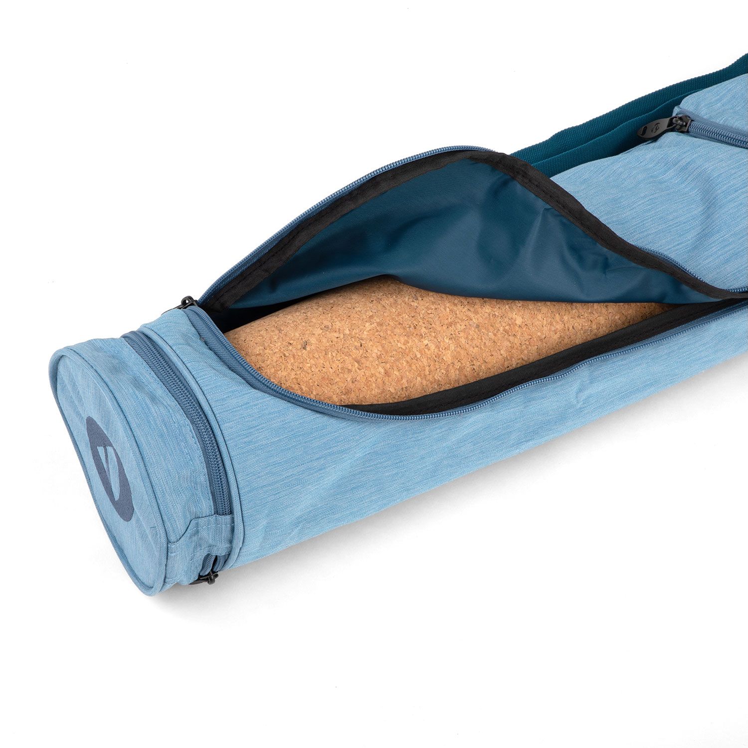 Yogamatten Tasche, Reißverschluss geöffnet, zeigt eine Kork-Yogamatte. Graublaues Außenmaterial, dunkelblaues Innenfutter.