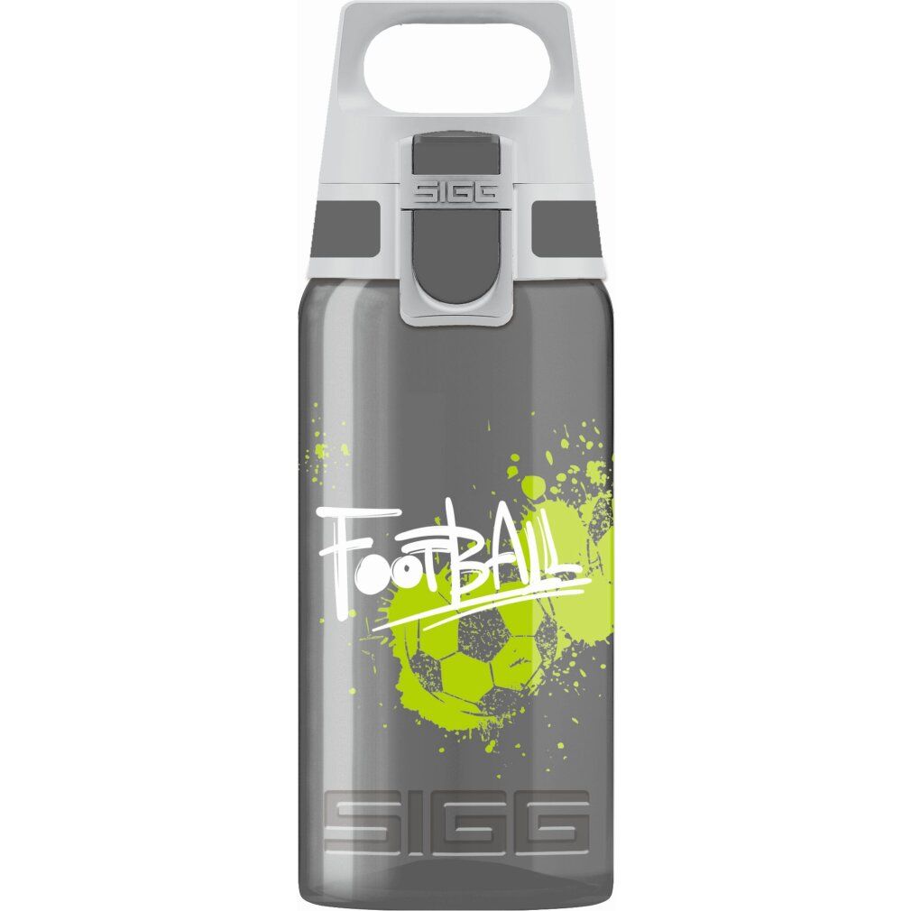 Graue Trinkflasche mit weißem Deckel und Griff. Aufdruck: "Football" mit Fußball-Grafik. Marke SIGG.