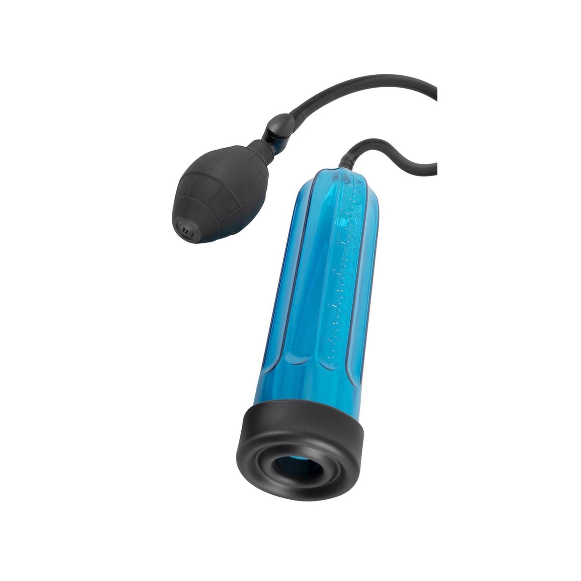 Blaue Penis-Pumpe mit schwarzem Balg und Schlauch, Nahaufnahme.