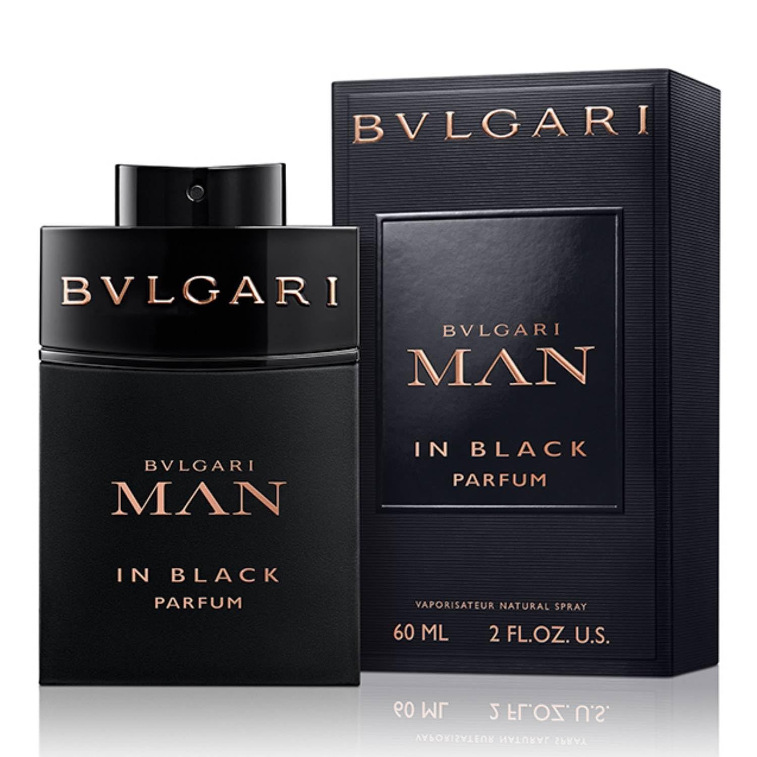 Schwarzer Flakon und Verpackung mit goldfarbenem Schriftzug Bvlgari Man In Black Parfum. 60 ml Flasche und Box.