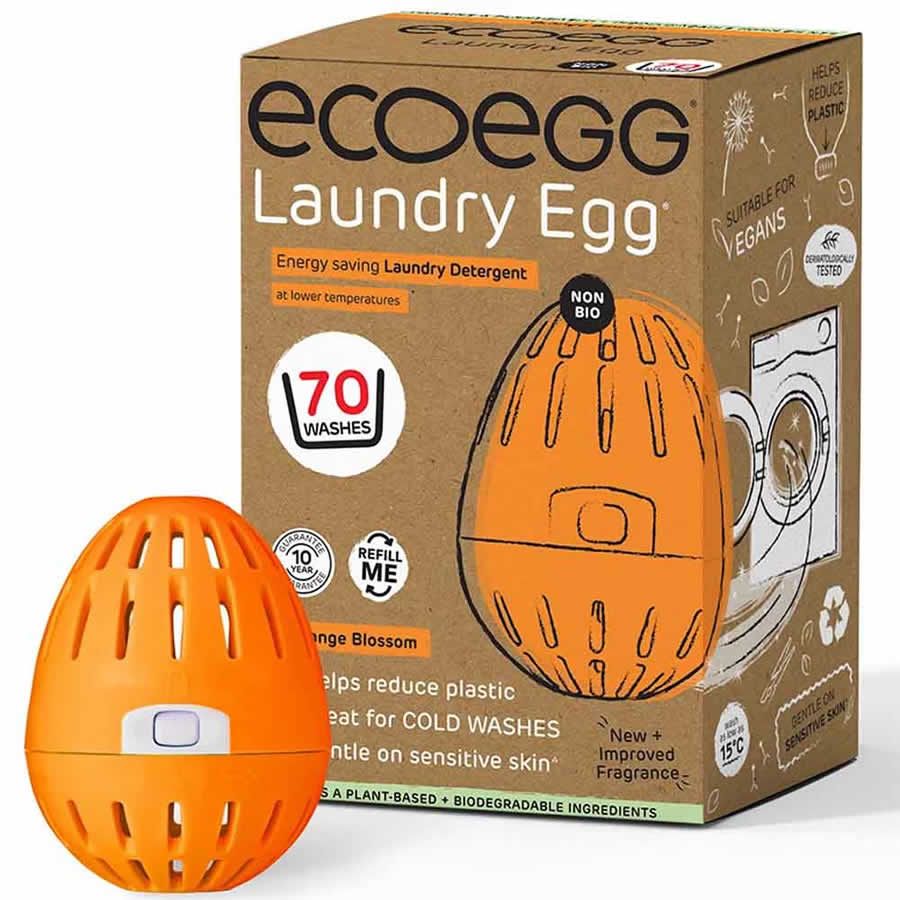 Orangenes Wasch-Ei mit Verpackung. Aufschrift: Ecoegg Laundry Egg. Enthält 70 Waschladungen. Geeignet für Veganer. Reduziert Plastik.