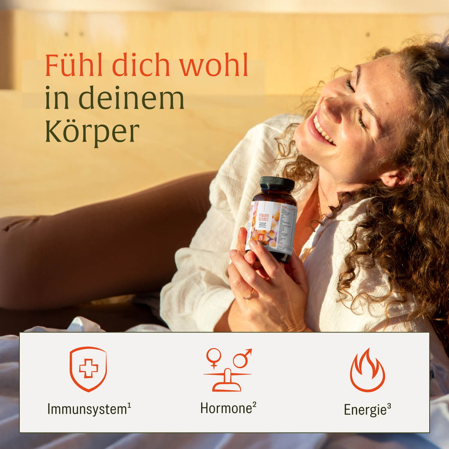 Frau lächelt, hält Flasche "Frauenschatz". Symbole: Immunsystem, Hormone, Energie.