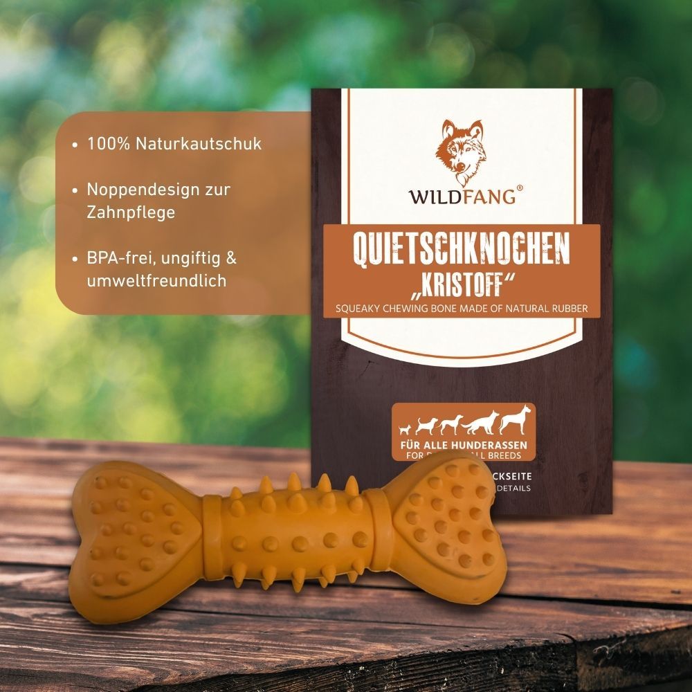 Ein orangefarbener Quietschknochen liegt neben einer Verpackung. Auf der Verpackung steht WILDFANG Quietschknochen "Kristoff".