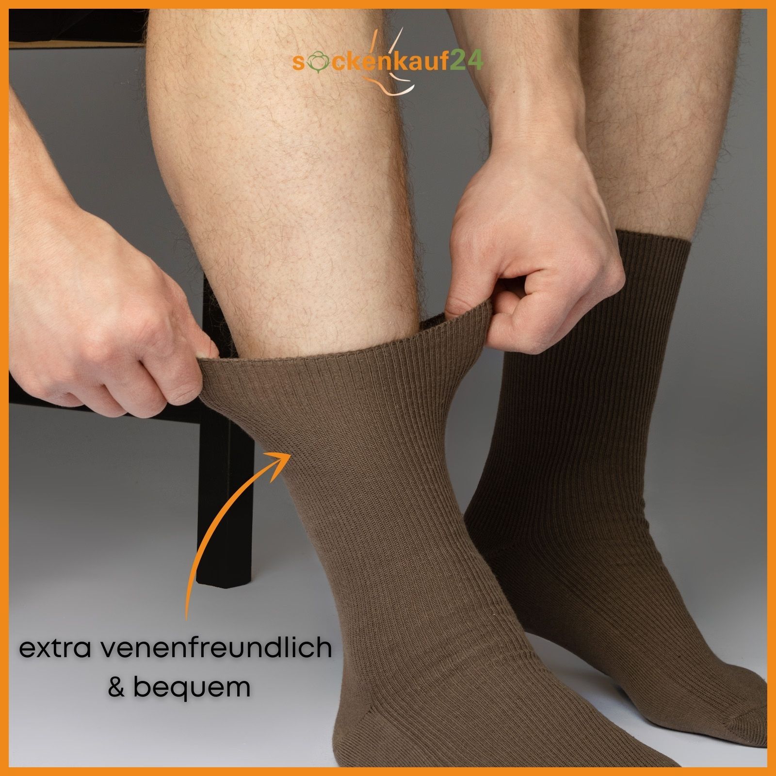 Person zeigt den Bund einer braunen Socke. Rippstrickmuster. Text: extra venenfreundlich & bequem.