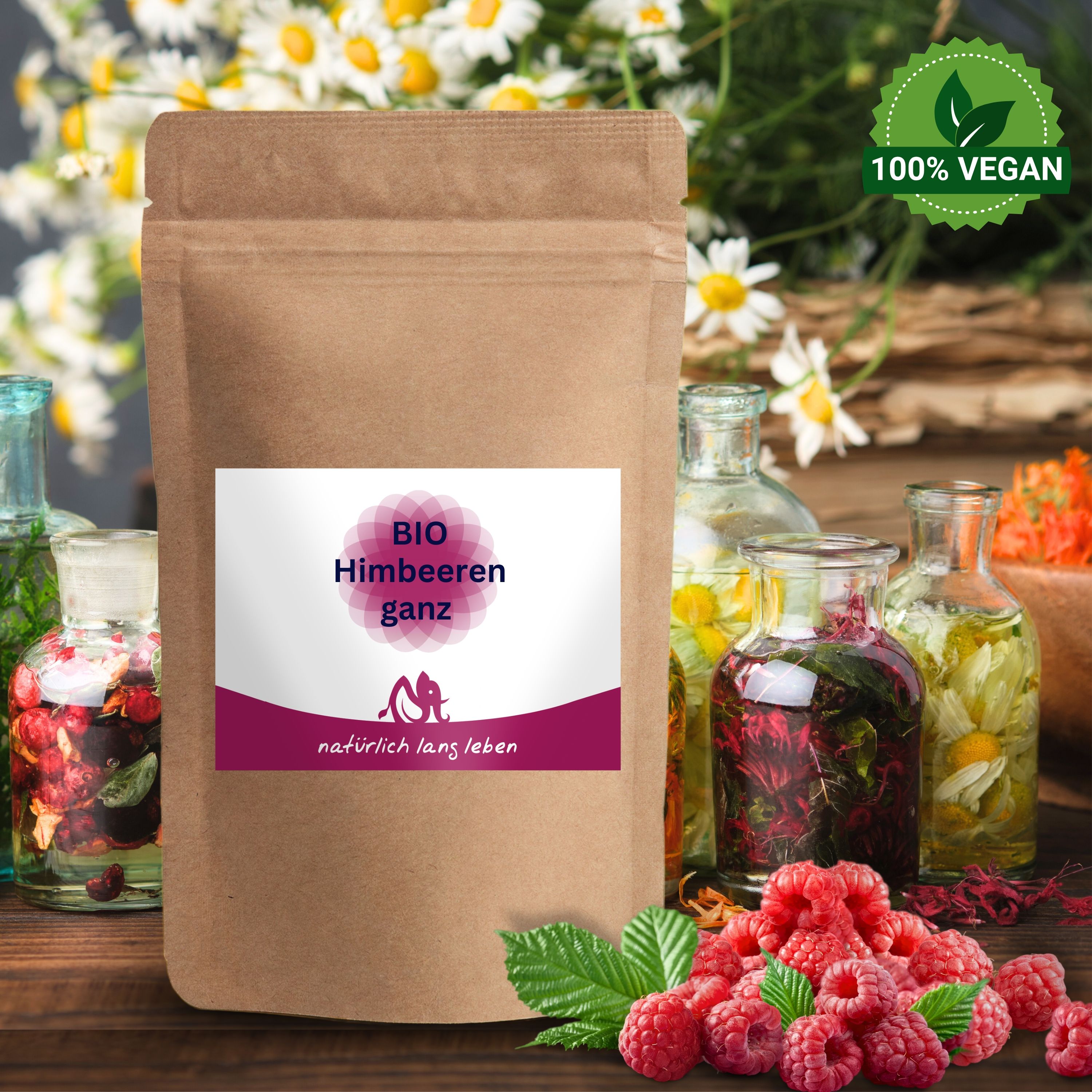 BIO Himbeeren ganz in Papierbeutel. Frische Himbeeren und Glasflaschen im Hintergrund. 100% vegan.