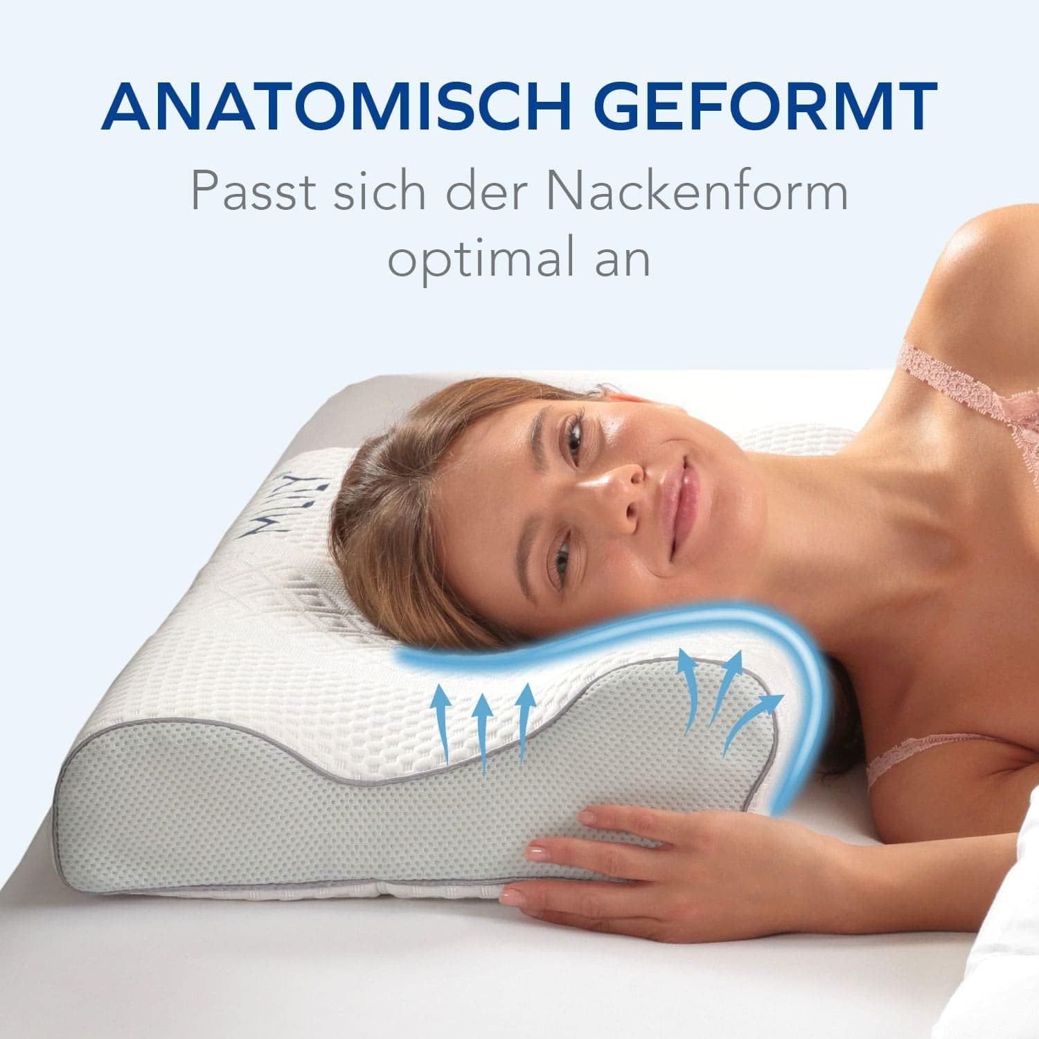 Kissen mit anatomischer Form. Frau liegt auf dem Kissen. Blaue Pfeile zeigen die Form an.