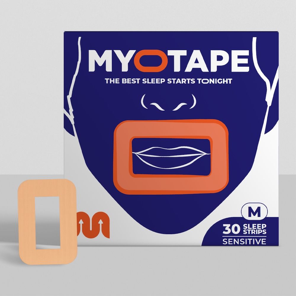 Verpackung mit Mundpflaster. Beige Pflaster mit rechteckiger Öffnung. Text: 30 Streifen, Sensitive.