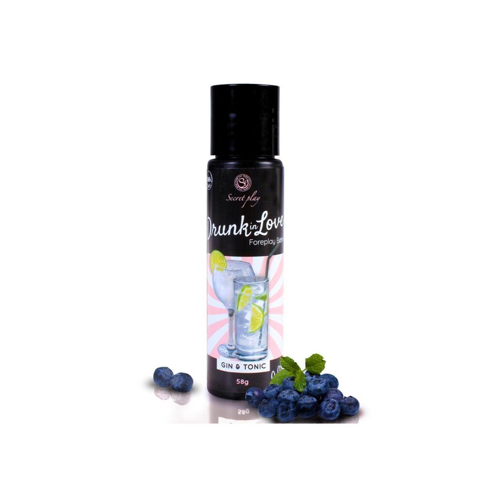 Schwarze Flasche mit "Drunk in Love Foreplay Balm". Cocktail-Illustration. Blaubeeren daneben. 58g.