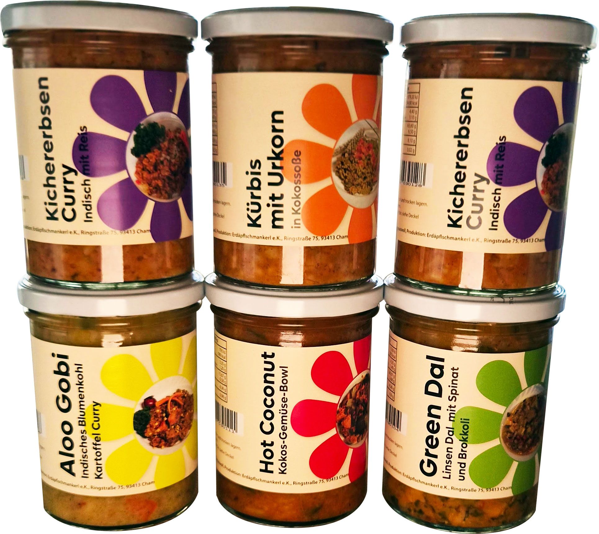 Sechs Gläser Yami-Fertiggerichte, gestapelt. Etiketten mit Produktnamen und Abbildungen. Aufschrift: Kichererbsen Curry, Kürbis, Aloo Gobi.