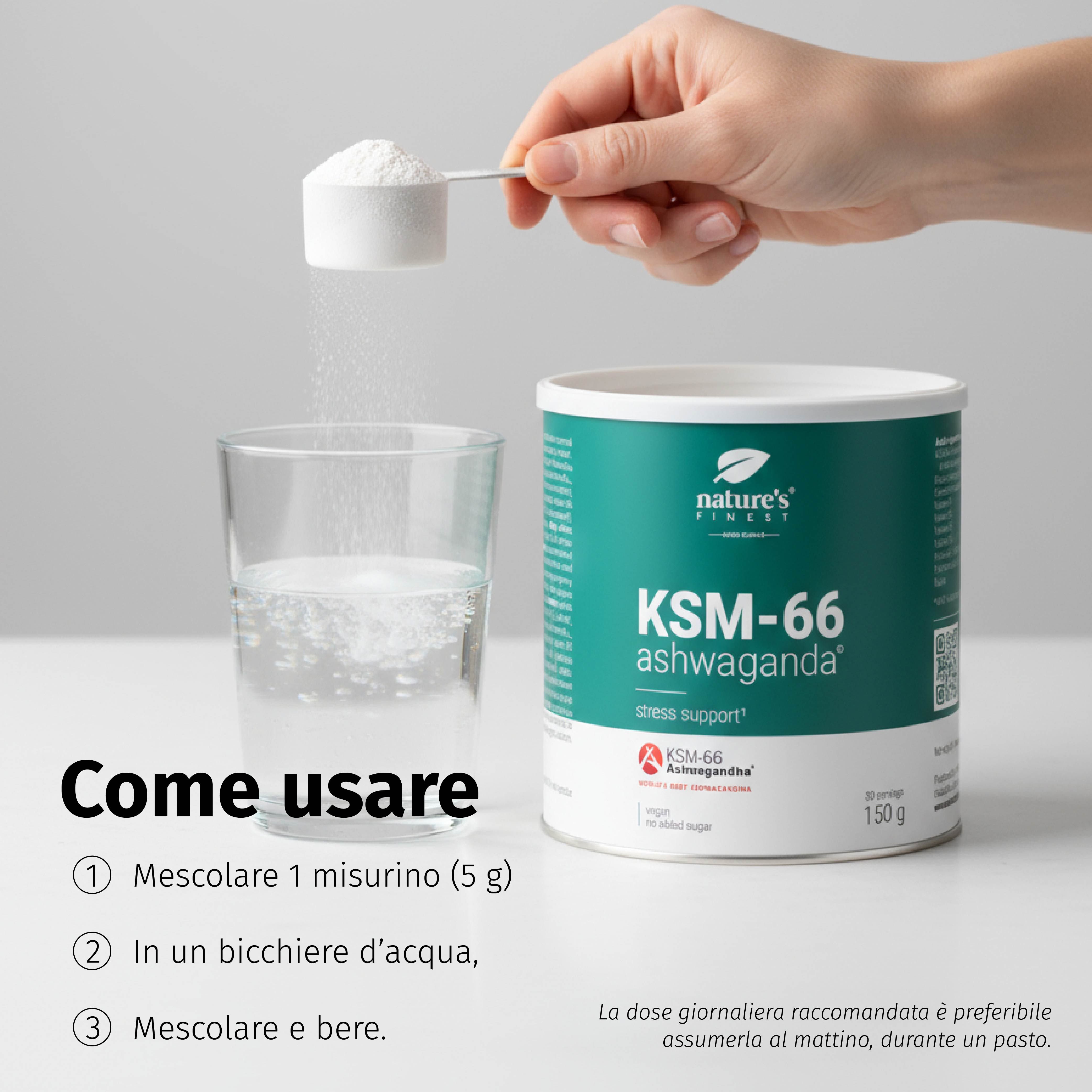 Anwendung von KSM-66 Ashwagandha Pulver: Messlöffel wird in Glas Wasser gegeben. Dose daneben.