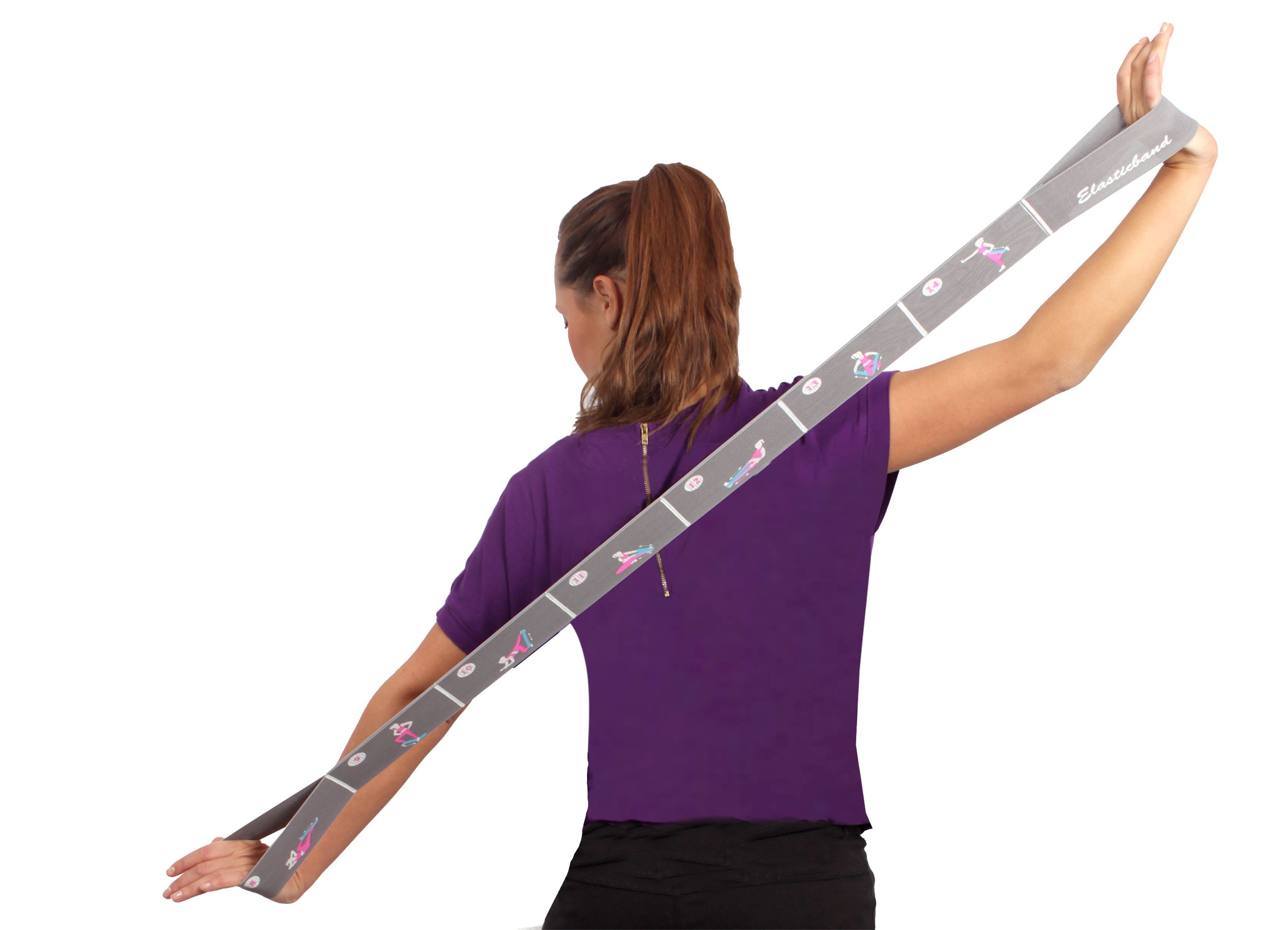 Frau, die ein graues Elastikband mit Übungsabbildungen hält. Die Frau ist von hinten zu sehen.