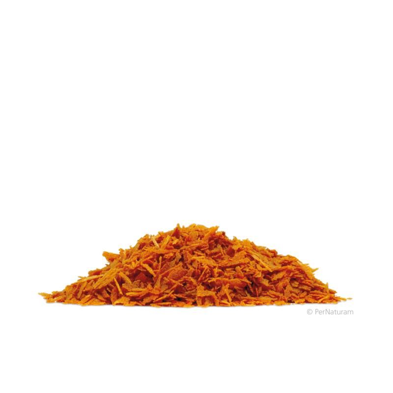 Haufen von orangefarbenen, zerkleinerten Flocken. Im Hintergrund weiß. Unten rechts: Logo PerNaturam.