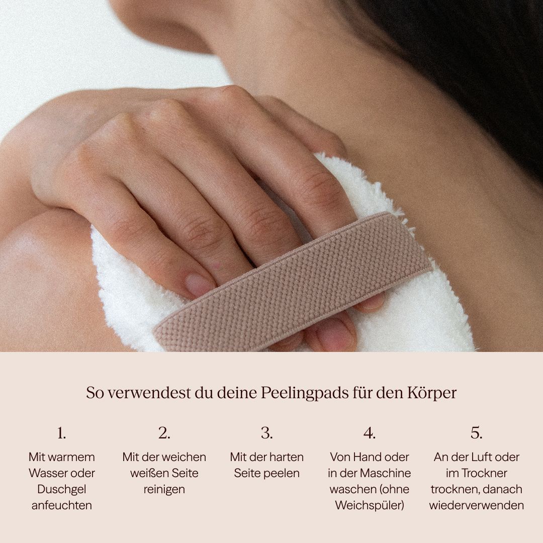 Person hält ein Waschies-Peelingpad. Das Pad hat eine Schlaufe. Auf dem Pad ist eine Seite weiß und die andere beige.