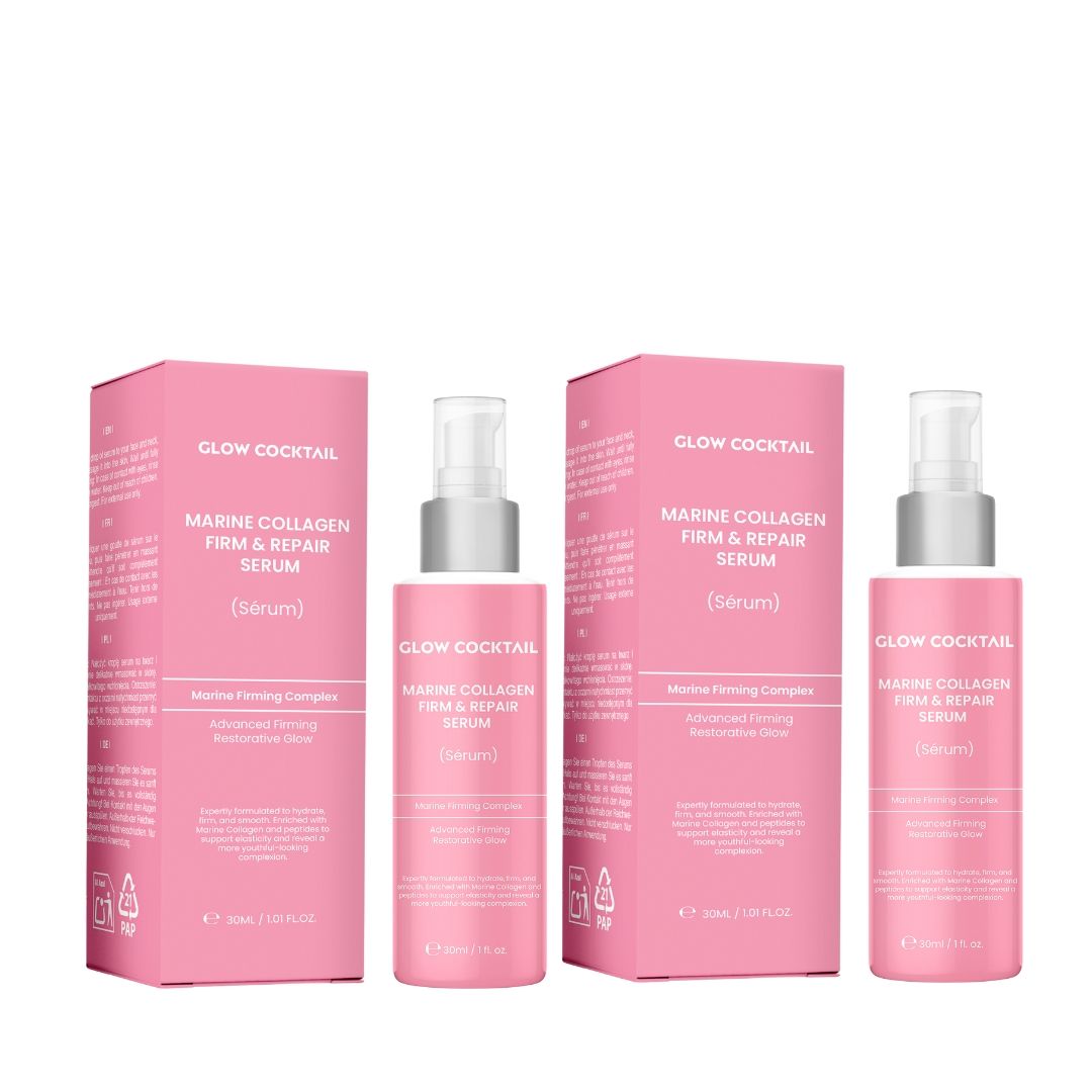Zwei Flaschen und zwei Verpackungen. Rosa Flaschen mit silbernen Pumpen. Rosa Verpackungen mit Text. Produktname: Glow Cocktail Marine Collagen Firm & Repair Serum.