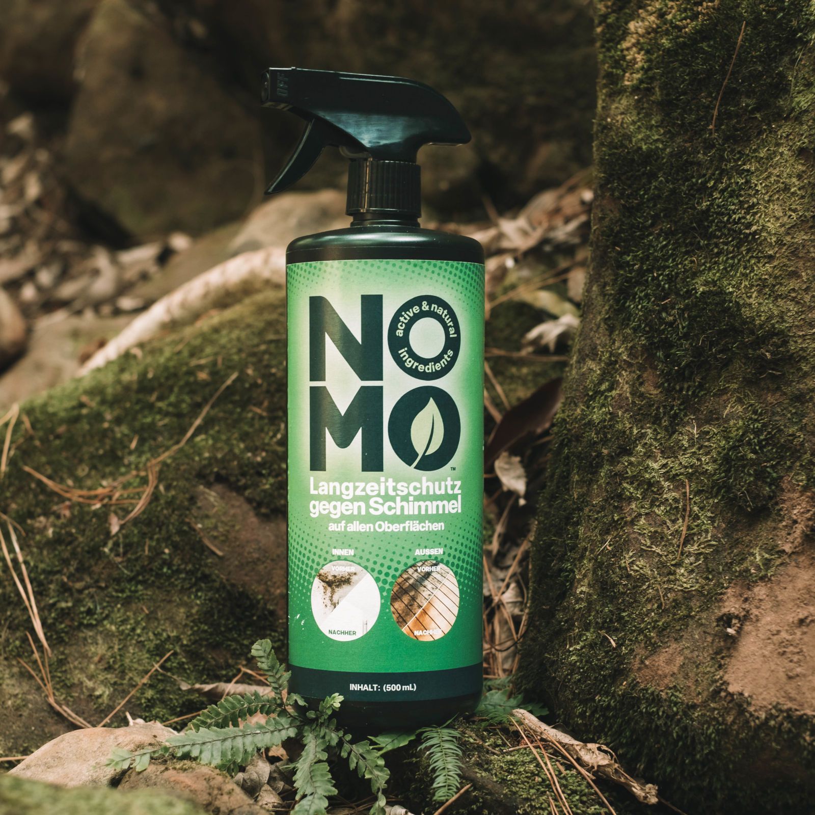 NOMO-Flasche mit Sprühkopf, grünes Etikett. Enthält Langzeitschutz gegen Schimmel. Grüne Kappe. Im Wald.
