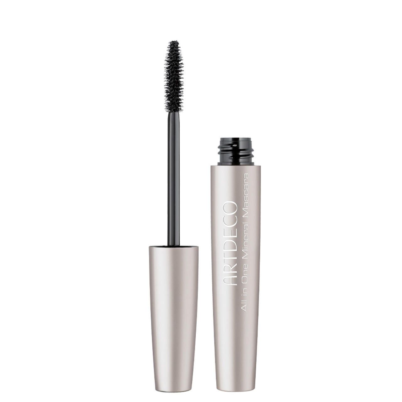 Artdeco All in One Mineral Mascara. Silberfarbene Hülse, schwarze Bürste. Geöffnete Mascara mit Bürste. Text auf der Hülse.