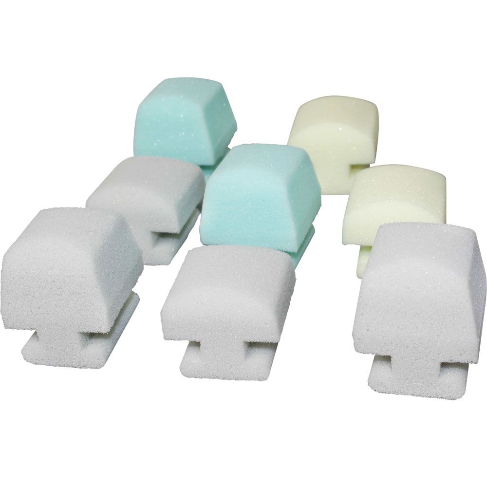 Mehrere Schaumstoffwürfel in Weiß, Hellblau und Creme. Jeder Würfel hat eine T-förmige Basis.