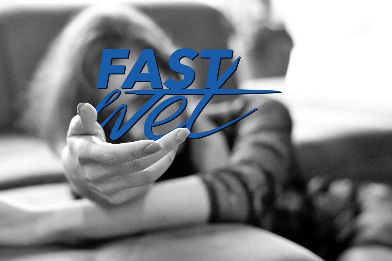 Blaue "Fastwet"-Schrift. Hand hält Schriftzug. Verschwommener Hintergrund. Produktwerbung.