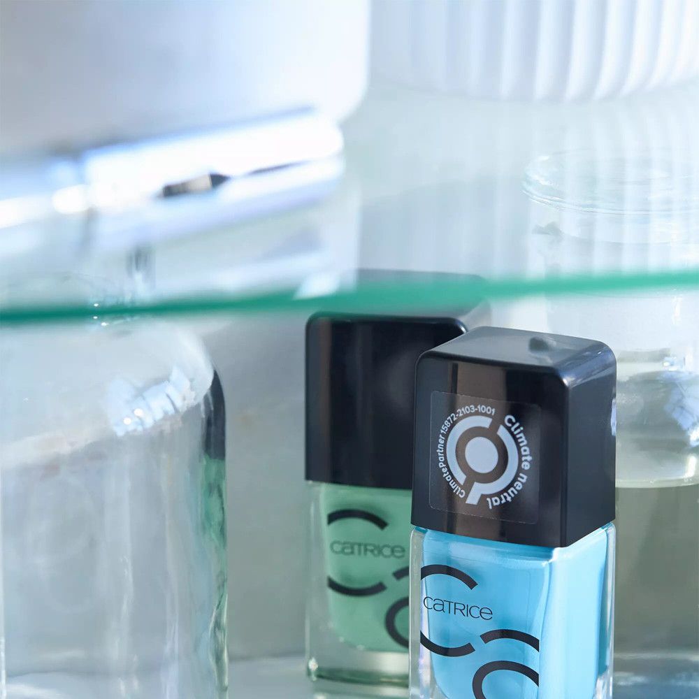Zwei Nagellackflaschen, eine blau, eine grün. Auf den Flaschen steht Catrice und ein Logo. Climate Partner.
