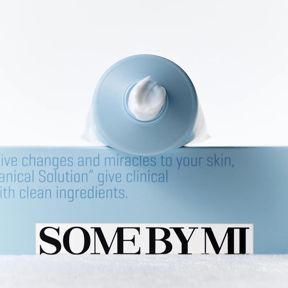 Blaue Tube mit weißer Creme. Produktname und Text auf der Tube. Weißer Hintergrund.