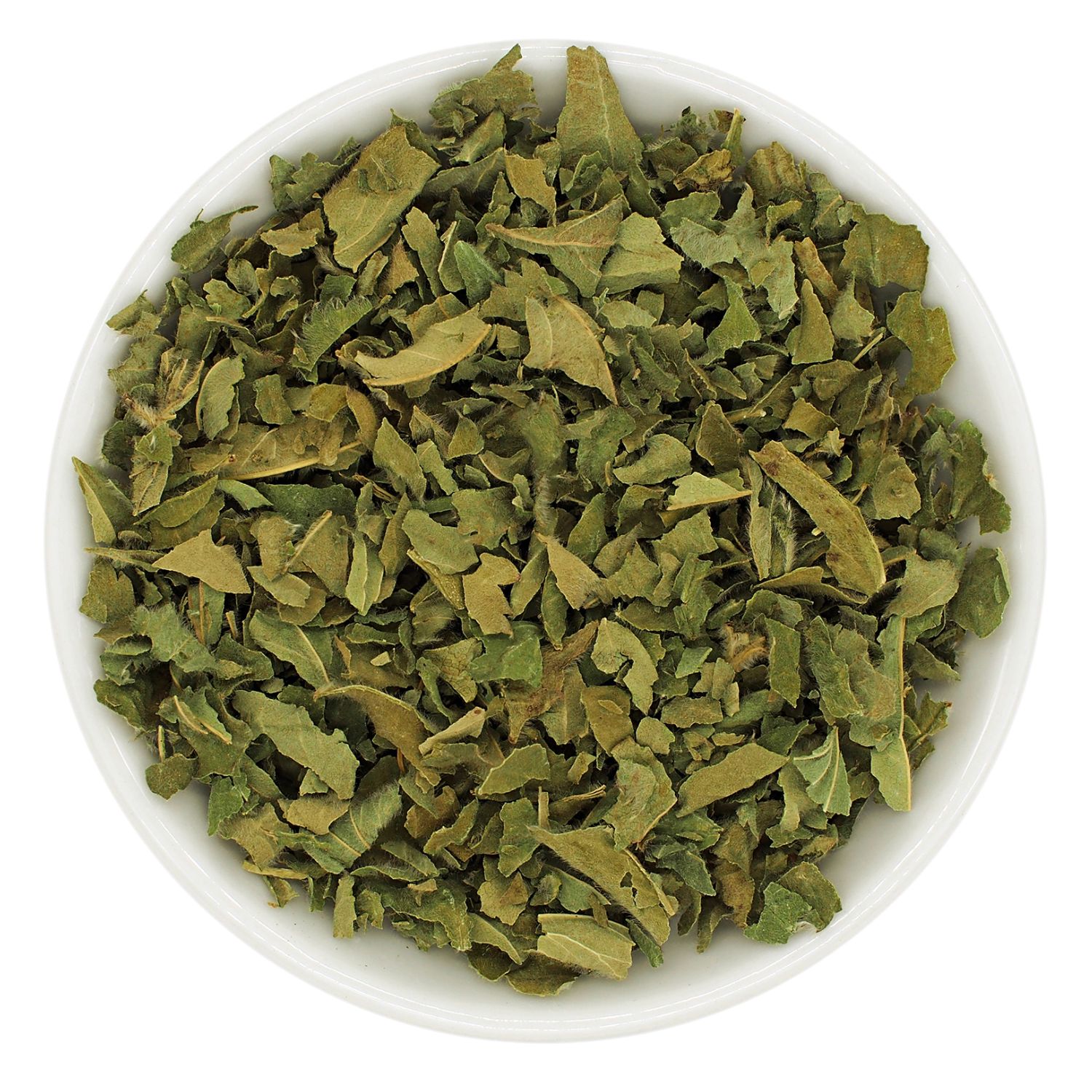 Getrocknete, grüne Kräuter in einer weißen Schale. Draufsicht. Blätter und kleine Stücke.