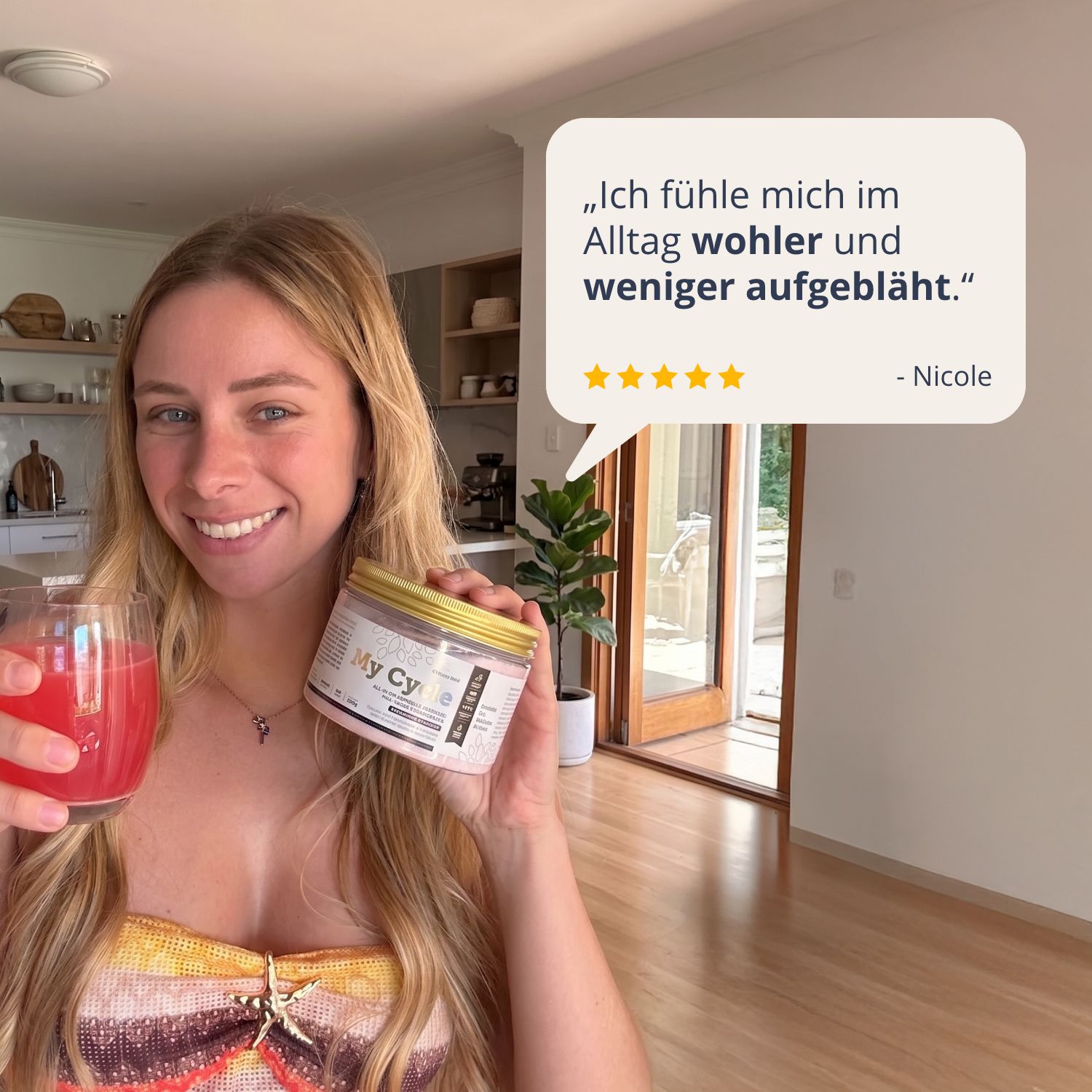 Frau hält Golden Tree My Cycle Dose und ein Glas mit Getränk, gibt positives Feedback.