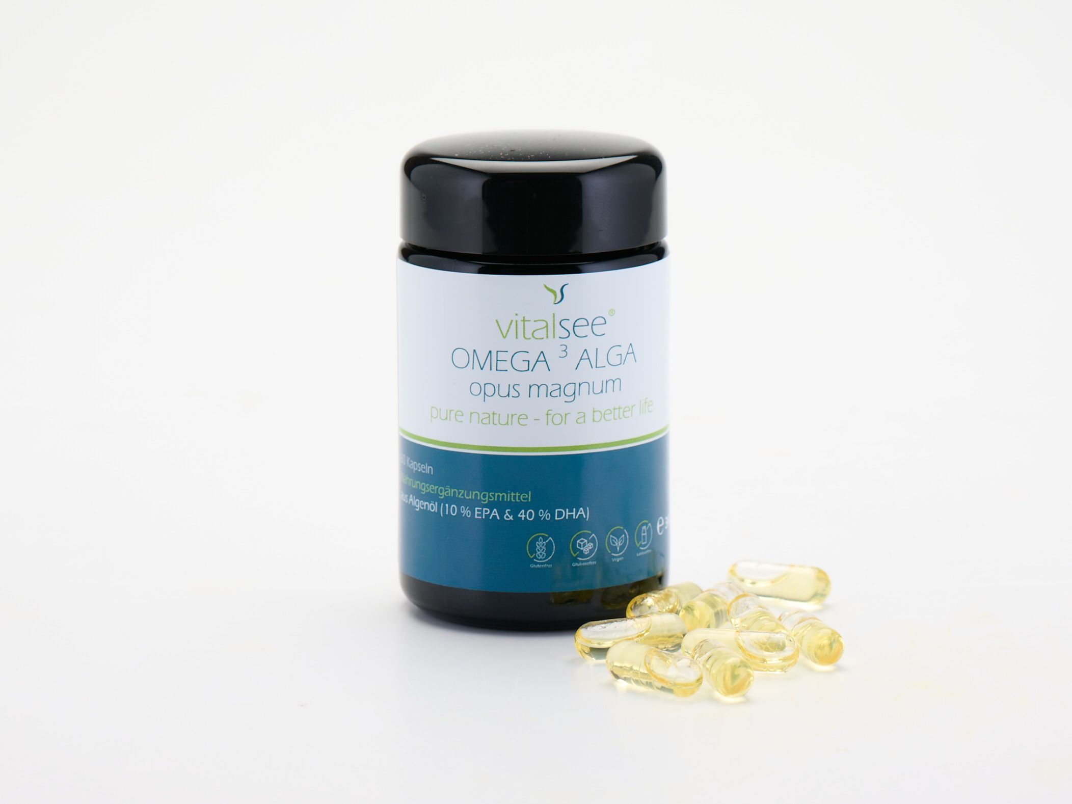 Dunkelblaue Dose mit schwarzem Deckel und Kapseln daneben. Enthält Omega 3 Alga opus magnum.