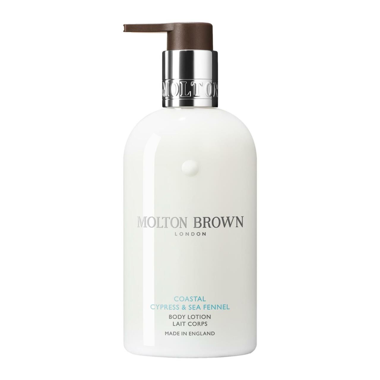 Weiße Flasche mit Pumpe. Text: Molton Brown London, Coastal Cypress & Sea Fennel Body Lotion. Hergestellt in England.