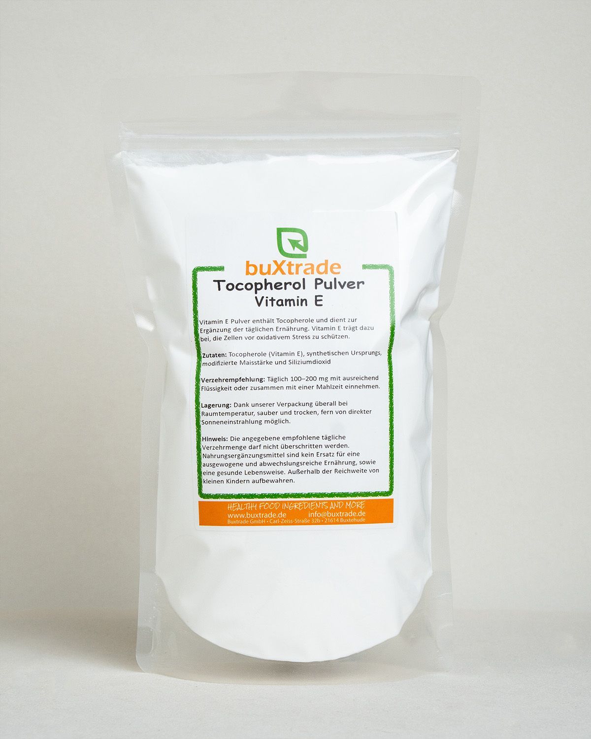 Ein weißer Standbodenbeutel mit dem Produktnamen 'buXtrade Tocopherol Vitamin E Pulver'.