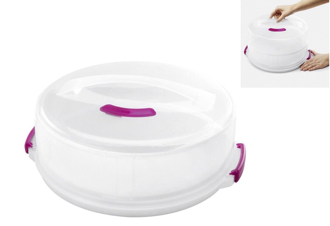 Weißer, runder Kuchenbehälter mit transparentem Deckel und pinkfarbenen Griffen. Inset: Hand öffnet den Deckel.