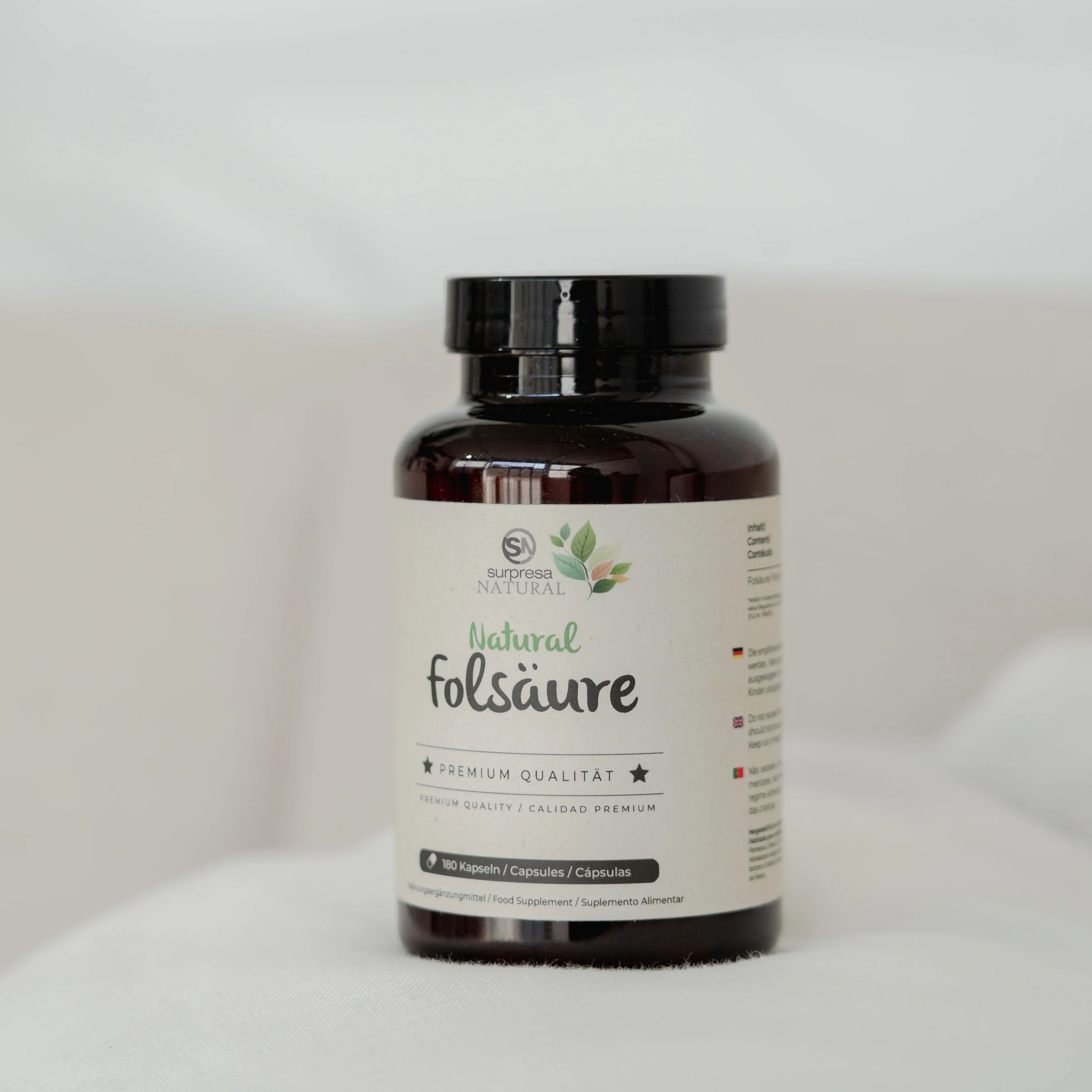 Braune Flasche mit weißem Etikett. Aufschrift: Natural Folsäure. Logo: Surpresa Natural. 90 Kapseln. Premium Qualität.