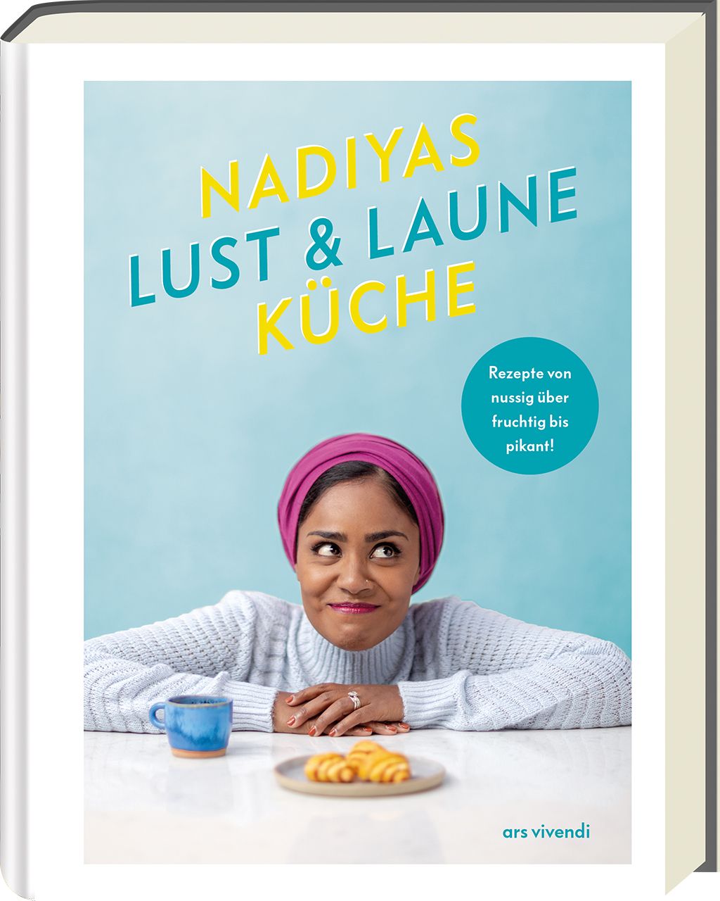 Buchcover mit Titel "Nadiyas Lust & Laune Küche". Frau mit Kopftuch, Tasse und Gebäck auf Tisch. Verlag "ars vivendi".