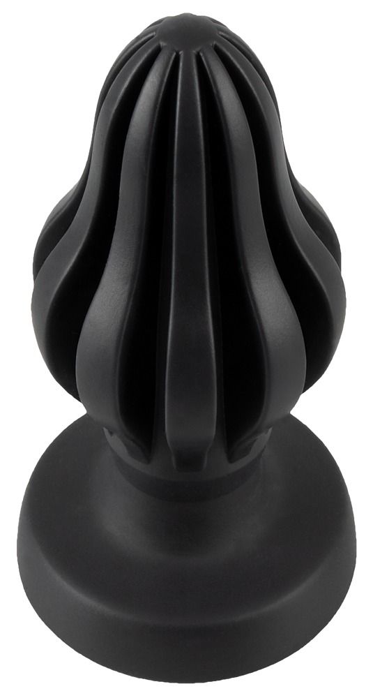 Schwarzer Buttplug mit geriffelter Oberfläche und breiter Basis. Vertikale Rillen am Kopf, glatte Basis.